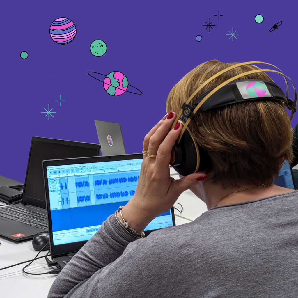 partecipante al pc impegnata nell'audio editing